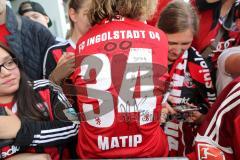 1. Bundesliga - Fußball - FC Ingolstadt 04 - Letzter Spieltag - Saisonabschlußfeier für die Fans - Autogramme und Selfies mit den Spielern, Marvin Matip (34, FCI) mit seiner Taxi Fahrerin, besonderer Gruß auf Trikot