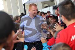 1. Bundesliga - Fußball - FC Ingolstadt 04 - Letzter Spieltag - Saisonabschlußfeier für die Fans - Cheftrainer Maik Walpurgis (FCI) im Fanbad