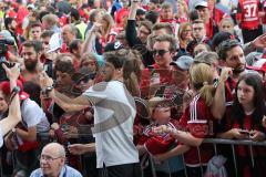 1. Bundesliga - Fußball - FC Ingolstadt 04 - Letzter Spieltag - Saisonabschlußfeier für die Fans - Autogramme und Selfies mit den Spielern, Romain Brégerie (18, FCI) im Bad der Menge