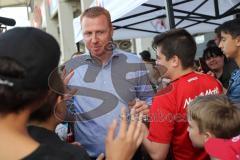 1. Bundesliga - Fußball - FC Ingolstadt 04 - Letzter Spieltag - Saisonabschlußfeier für die Fans - Cheftrainer Maik Walpurgis (FCI) im Fanbad