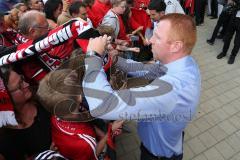 1. BL - Saison 2016/2017 - FC Ingolstadt 04 - FC Schalke 04 - Maik Walpurgis (Trainer FCI) beim Autogramme geben - Foto: Meyer Jürgen