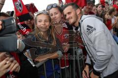 1. Bundesliga - Fußball - FC Ingolstadt 04 - Letzter Spieltag - Saisonabschlußfeier für die Fans - Autogramme und Selfies mit den Spielern, Pascal Groß (10, FCI)