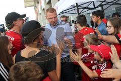 1. Bundesliga - Fußball - FC Ingolstadt 04 - Letzter Spieltag - Saisonabschlußfeier für die Fans - Cheftrainer Maik Walpurgis (FCI) im Fanbad