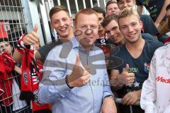 1. Bundesliga - Fußball - FC Ingolstadt 04 - Letzter Spieltag - Saisonabschlußfeier für die Fans - Autogramme und Selfies mit den Spielern, Cheftrainer Maik Walpurgis (FCI) mit seinem Walpurgis Fanclub