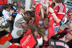 1. BL - Saison 2016/2017 - FC Ingolstadt 04 - FC Schalke 04 - Roger de Oliveira Bernardo (#8 FCI) beim Autogramme geben - Foto: Meyer Jürgen