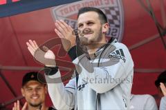 1. Bundesliga - Fußball - FC Ingolstadt 04 - Letzter Spieltag - Saisonabschlußfeier für die Fans - auf der Bühne, Pascal Groß (10, FCI) verabschiedet sich