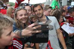 1. BL - Saison 2016/2017 - FC Ingolstadt 04 - FC Schalke 04 - Markus Suttner (#29 FCI) beim Autogramme geben - Foto: Meyer Jürgen