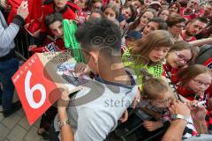 1. BL - Saison 2016/2017 - FC Ingolstadt 04 - FC Schalke 04 - Alfredo Morales (#6 FCI) beim Autogramme geben - Foto: Meyer Jürgen