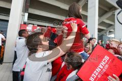 1. BL - Saison 2016/2017 - FC Ingolstadt 04 - FC Schalke 04 - Markus Suttner (#29 FCI) beim Autogramme geben - Foto: Meyer Jürgen