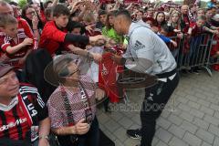 1. BL - Saison 2016/2017 - FC Ingolstadt 04 - FC Schalke 04 - Marvin Matip (#34 FCI) beim Autogramme geben - Foto: Meyer Jürgen