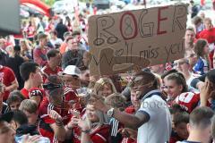 1. Bundesliga - Fußball - FC Ingolstadt 04 - Letzter Spieltag - Saisonabschlußfeier für die Fans - Autogramme und Selfies mit den Spielern, Transparent Roger de Oliveira Bernardo (8, FCI)