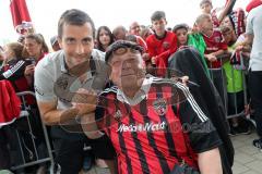 1. Bundesliga - Fußball - FC Ingolstadt 04 - Letzter Spieltag - Saisonabschlußfeier für die Fans - Autogramme und Selfies mit den Spielern, Markus Suttner (29, FCI)