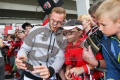 1. BL - Saison 2016/2017 - FC Ingolstadt 04 - FC Schalke 04 - Moritz Hartmann (#9 FCI) beim Autogramme geben - Foto: Meyer Jürgen