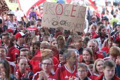 1. BL - Saison 2016/2017 - FC Ingolstadt 04 - FC Schalke 04 - Saisonabschlussfeier - Fans - choreo - Banner - Schild - Roger de Oliveira Bernardo (#8 FCI) - Foto: Meyer Jürgen