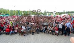 1. Bundesliga - Fußball - FC Ingolstadt 04 - Letzter Spieltag - Saisonabschlußfeier für die Fans - Gruppenfoto mit den Fans, Team Schanzer