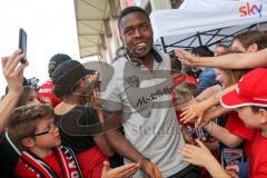 1. Bundesliga - Fußball - FC Ingolstadt 04 - Letzter Spieltag - Saisonabschlußfeier für die Fans - Roger de Oliveira Bernardo (8, FCI) verläßt den Verein Richtung Brasilien