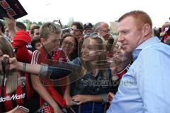 1. BL - Saison 2016/2017 - FC Ingolstadt 04 - FC Schalke 04 - Fans - Maik Walpurgis (Trainer FCI) macht ein Selfie - Foto: Meyer Jürgen