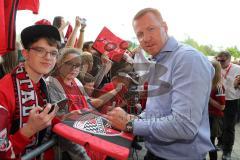 1. Bundesliga - Fußball - FC Ingolstadt 04 - Letzter Spieltag - Saisonabschlußfeier für die Fans - Autogramme und Selfies mit den Spielern, Cheftrainer Maik Walpurgis (FCI)