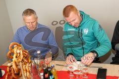 1. Bundesliga - Fußball - FC Ingolstadt 04 - Weißwurstfrühstück, FC Bayern löst sein Versprechen ein. Karl-Heinz Rummenigge bringt Würste von Uli Hoeneß mit. Alfons Schuhbeck kocht. Rummenigge gibt Cheftrainer Maik Walpurgis (FCI) seine ersten Weißwürste 