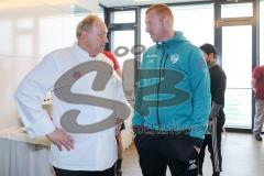 1. Bundesliga - Fußball - FC Ingolstadt 04 - Weißwurstfrühstück, FC Bayern löst sein Versprechen ein. Karl-Heinz Rummenigge bringt Würste von Uli Hoeneß mit. Alfons Schuhbeck kocht. Alfons Schuhbeck mit Cheftrainer Maik Walpurgis (FCI)