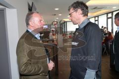 1. Bundesliga - Fußball - FC Ingolstadt 04 - Weißwurstfrühstück, FC Bayern löst sein Versprechen ein. Karl-Heinz Rummenigge bringt Würste von Uli Hoeneß mit. Alfons Schuhbeck kocht. Mit Co-Trainer Michael Henke (FCI)