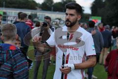 1. Bundesliga - Fußball - Testspiel - FC Ingolstadt 04 - VfB Eichstädt - Neuzugang Anthony Jung (3, FCI) nach dem Spiel Autogramme und Selfies mit den Fans