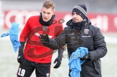 1. BL - Saison 2016/2017 - FC Ingolstadt 04 - 1.FC Heidenheim - Testspiel - Vorbereitungsspiel - Max Christiansen (#19 FCI) - Ovid Hajou (Co-Trainer FCI) beim austeilen der Trikots zum warm machen - - Foto: Meyer Jürgen