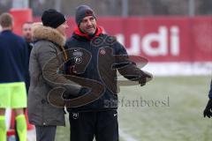 1. Bundesliga - Fußball - Testspiel - FC Ingolstadt 04 - 1. FC Heidenheim - Geschäftsführer Harald Gärtner (FCI) dick eingepackt Winter mit Trainer Frank Schmidt (HDH)