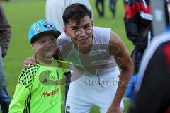 1. Bundesliga - Fußball - Testspiel - FC Ingolstadt 04 - VfB Eichstädt - Alfredo Morales (6, FCI)  nach dem Spiel Autogramme und Selfies mit den Fans