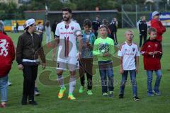 1. Bundesliga - Fußball - Testspiel - FC Ingolstadt 04 - VfB Eichstädt - Neuzugang Anthony Jung (3, FCI) nach dem Spiel Autogramme und Selfies mit den Fans