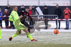 1. Bundesliga - Fußball - Testspiel - FC Ingolstadt 04 - 1. FC Heidenheim - rechts Maurice Multhaup (31, FCI) zieht ab, mitte Timo Beermann (HDH) und Mathias Wittek (HDH)