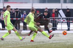 1. Bundesliga - Fußball - Testspiel - FC Ingolstadt 04 - 1. FC Heidenheim - rechts Maurice Multhaup (31, FCI) zieht ab, mitte Timo Beermann (HDH) und Mathias Wittek (HDH)