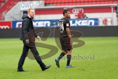 1. Bundesliga - Testspiel - Fußball - FC Ingolstadt 04 - VfB Stuttgart - nach dem Spiel Niederlage 0:1, Cheftrainer Maik Walpurgis (FCI) und Marvin Matip (34, FCI) gehen zu den Fans