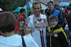 1. Bundesliga - Fußball - Testspiel - FC Ingolstadt 04 - VfB Eichstädt - Moritz Hartmann (9, FCI) nach dem Spiel Autogramme und Selfies mit den Fans