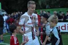 1. Bundesliga - Fußball - Testspiel - FC Ingolstadt 04 - VfB Eichstädt - Neuzugang Florent Hadergjonaj (33, FCI) nach dem Spiel Autogramme und Selfies mit den Fans