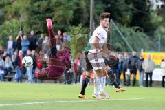 1. Bundesliga - Fußball - Testspiel - FC Ingolstadt 04 - VfB Eichstädt - Torwart Max Dörfler schnappt sich den Ball vor Mathew Leckie (7, FCI)