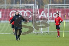 1. Bundesliga - Fußball - FC Ingolstadt 04 - Training - Interimstrainer Michael Henke übernimmt Training bis neuer Cheftrainer gefunden ist, links gibt Anweisungen.