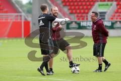 1. Bundesliga - Fußball - FC Ingolstadt 04 - 1. Training unter neuem Cheftrainer Markus Kauczinski (FCI) - von links Torwarttrainer Martin Scharfer (FCI), Co-Trainer Patrick Westermann (FCI) und Cheftrainer Markus Kauczinski (FCI) beobachten das Training