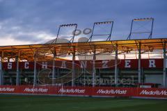 1. Bundesliga - Fußball - FC Ingolstadt 04 - 1. Training mit neuem Trainer - Cheftrainer Maik Walpurgis (FCI) - Sonnenuntergang Schanzer Audi Sportpark Trainingsplätze Platz