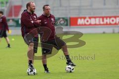 1. Bundesliga - Fußball - FC Ingolstadt 04 - 1. Training unter neuem Cheftrainer Markus Kauczinski (FCI) - Co-Trainer Patrick Westermann (FCI) und Cheftrainer Markus Kauczinski (FCI) beobachten das Training