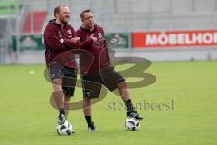 1. Bundesliga - Fußball - FC Ingolstadt 04 - 1. Training unter neuem Cheftrainer Markus Kauczinski (FCI) - Co-Trainer Patrick Westermann (FCI) und Cheftrainer Markus Kauczinski (FCI) beobachten das Training