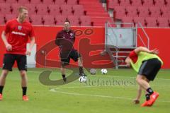 1. Bundesliga - Fußball - FC Ingolstadt 04 - 1. Training unter neuem Cheftrainer Markus Kauczinski (FCI) - Cheftrainer Markus Kauczinski (FCI) schaut beim Spiel zu