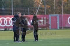 1. Bundesliga - Fußball - FC Ingolstadt 04 - 1. Training mit neuem Trainer - Cheftrainer Maik Walpurgis (FCI) - Cheftrainer Maik Walpurgis (FCI) mit Michael Henke, links Co-Trainer Ovid Hajou (FCI) und rechts Torwarttrainer Martin Scharfer (FCI)