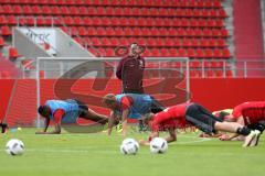 1. Bundesliga - Fußball - FC Ingolstadt 04 - 1. Training unter neuem Cheftrainer Markus Kauczinski (FCI) - Liegestütze, Cheftrainer Markus Kauczinski (FCI) schaut genau zu