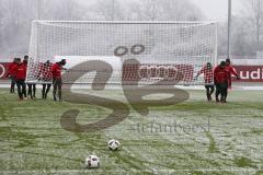 1. BL - Saison 2016/2017 - FC Ingolstadt 04 - Trainingsauftakt im neuen Jahr 2017 - Die Spieler tragen das Tor - Foto: Meyer Jürgen