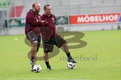 1. Bundesliga - Fußball - FC Ingolstadt 04 - 1. Training unter neuem Cheftrainer Markus Kauczinski (FCI) - Co-Trainer Patrick Westermann (FCI) und Cheftrainer Markus Kauczinski (FCI) beobachten das Training