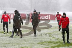 1. BL - Saison 2016/2017 - FC Ingolstadt 04 - Trainingsauftakt im neuen Jahr 2017 - Maik Walpurgis (Trainer FCI) beobachtet die Spieler - Markus Suttner (#29 FCI) - Foto: Meyer Jürgen