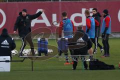 1. Bundesliga - Fußball - FC Ingolstadt 04 - 1. Training mit neuem Trainer - Cheftrainer Maik Walpurgis (FCI) - links Cheftrainer Maik Walpurgis (FCI) erklärt laut Spielzüge, rechts hinten Co-Trainer Ovid Hajou (FCI)