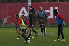 1. Bundesliga - Fußball - FC Ingolstadt 04 - 1. Training mit neuem Trainer - Cheftrainer Maik Walpurgis (FCI) - links Cheftrainer Maik Walpurgis (FCI) erklärt laut Spielzüge, Moritz Hartmann (9, FCI) Roger de Oliveira Bernardo (8, FCI), Fitnesstrainer Jör