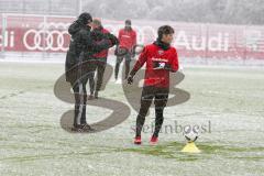 1. BL - Saison 2016/2017 - FC Ingolstadt 04 - Trainingsauftakt im neuen Jahr 2017 - Ryoma Watanabe spieler von der U23 - Michael Henke (Co-Trainer FCI) gibt Anweisungen - Foto: Meyer Jürgen